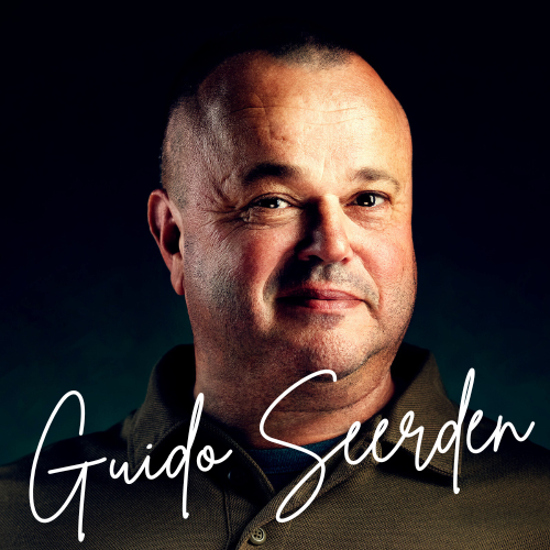 Headshot van Guido Seerden, tekstschrijver in Weert, met in de afbeelding zijn naam in een type handschrift.