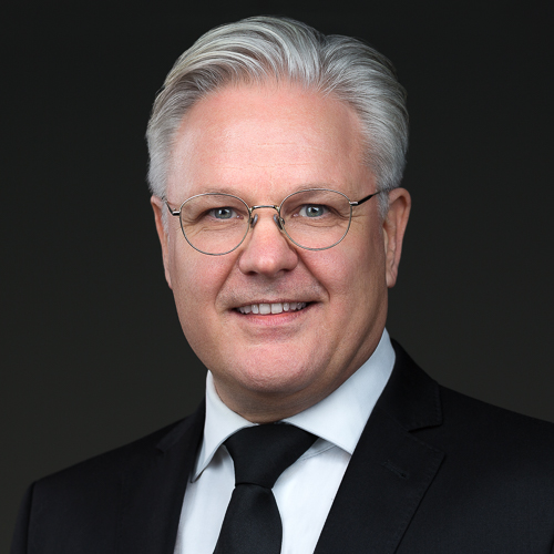 Deze afbeelding is een headshot van de heer Zuijderwijk.