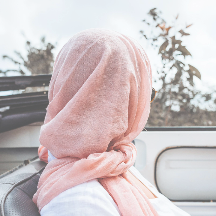meisje hoofddoek auto